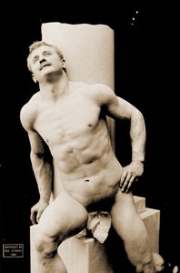 Eugen Sandow, in klassieke oude Grieks-Romeinse pose, c.1894